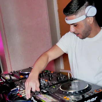 DJ